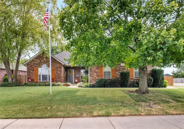 Photo 3 of Sale Pending at 2100 Montclair Ave, Siloam Springs, AR 72761 | MLS# 1360291 | Listing updated on 2026-09-01