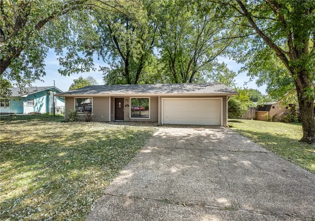 Photo 2 of Sale Pending at 262 Township Dr, Centerton, AR 72719 | MLS# 1360439 | Listing updated on 2026-09-11