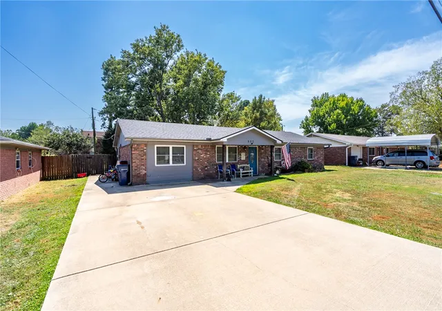 Photo 2 of Single family home for sale at 902 W Harvard St, Siloam Springs, AR 72761 | MLS# 1360501 | Listing updated on 2026-08-29