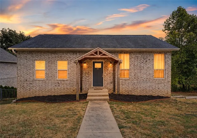 Photo 2 of Single family home for sale at 871 Foothills Dr, Fayetteville, AR 72701 | MLS# 1360221 | Listing updated on 2026-09-04