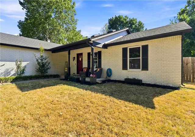 Photo 3 of Sale Pending at 308 E Village Dr, Fayetteville, AR 72703 | MLS# 1360319 | Listing updated on 2026-09-07