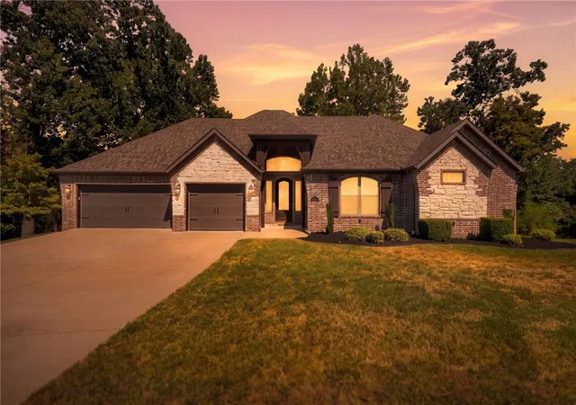 Photo 2 of Sale Pending at 28 Harbour Dr, Bentonville, AR 72712 | MLS# 1360091 | Listing updated on 2026-09-04