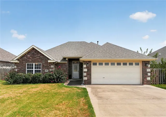 Single family home for sale at 6105 S 39th Street, Rogers, AR 72758 | MLS# 1360154