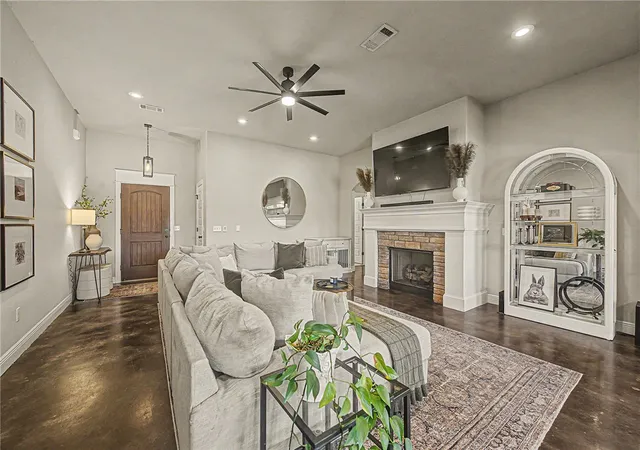 Photo 3 of Single family home for sale at 12889 Canopy Oaks Dr, Farmington, AR 72730 | MLS# 1360567 | Listing updated on 2026-08-31