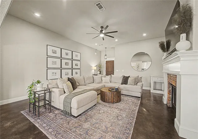 Photo 3 of Sale Pending at 12889 Canopy Oaks Dr, Farmington, AR 72730 | MLS# 1360567 | Listing updated on 2026-10-08