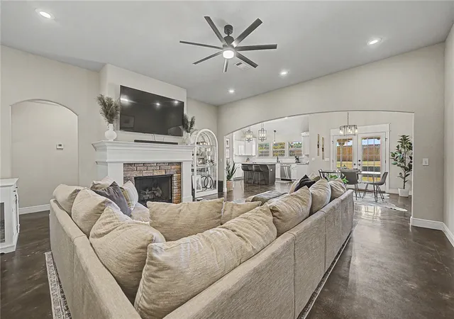 Photo 4 of Sale Pending at 12889 Canopy Oaks Dr, Farmington, AR 72730 | MLS# 1360567 | Listing updated on 2026-10-08