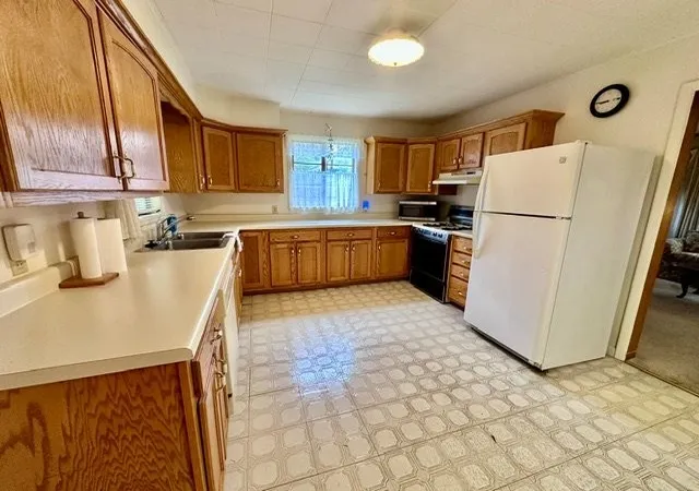 Photo 3 of Sale Pending at 309 Broadway, Bull Shoals, AR 72619 | MLS# 1360610 | Listing updated on 2026-09-04