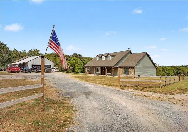 Photo 2 of Single family home for sale at 8060 Tillys Hl Rd, Decatur, AR 72722 | MLS# 1360583 | Listing updated on 2026-09-01
