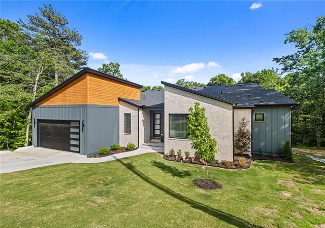 Photo 1 of Single family home for sale at 2 Helmsley Cir, Bella Vista, AR 72715 | MLS# 1360629 | Listing updated on 2026-09-04