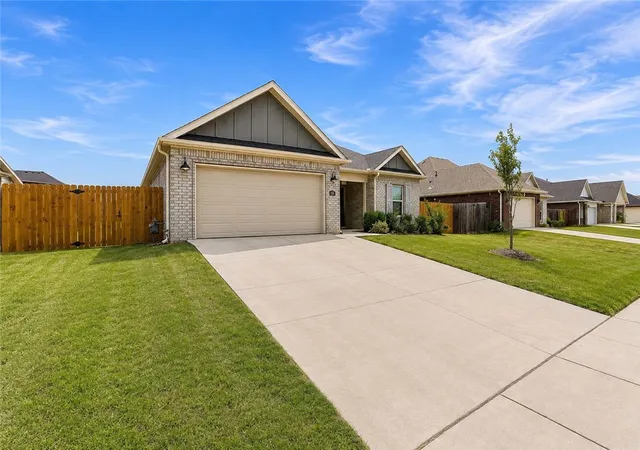 Photo 2 of Single family home for sale at 918 Hampton St, Tontitown, AR 72762 | MLS# 1360643 | Listing updated on 2026-09-13