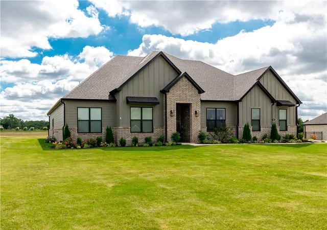 Photo 2 of Single family home for sale at 901 Noah St, Fayetteville, AR 72703 | MLS# 1360712 | Listing updated on 2026-09-13
