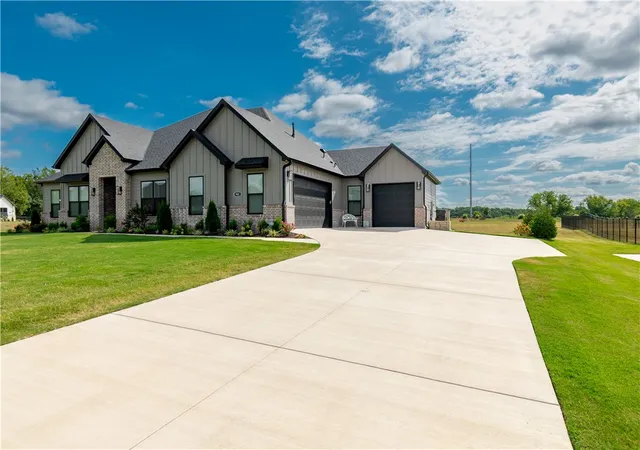 Photo 4 of Single family home for sale at 901 Noah St, Fayetteville, AR 72703 | MLS# 1360712 | Listing updated on 2026-09-13