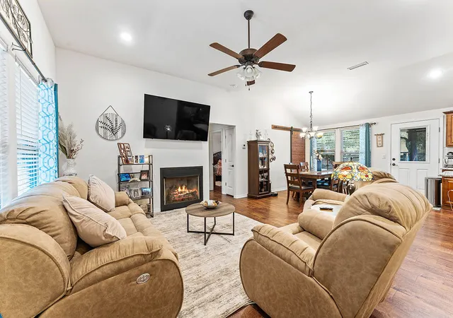 Photo 2 of Sale Pending at 4 Bempton Ln, Bella Vista, AR 72715 | MLS# 1360605 | Listing updated on 2026-09-10