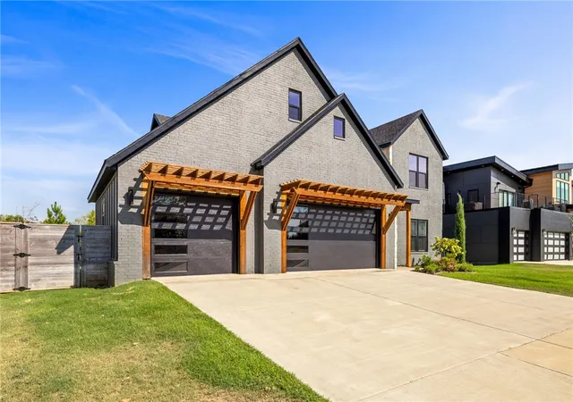 Photo 3 of Sale Pending at 205 Sw Autumn Hills Rd, Bentonville, AR 72712 | MLS# 1360755 | Listing updated on 2026-09-03