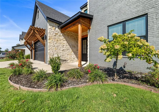 Photo 3 of Sale Pending at 205 SW Autumn Hills Rd, Bentonville, AR 72712 | MLS# 1360755 | Listing updated on 2026-09-03