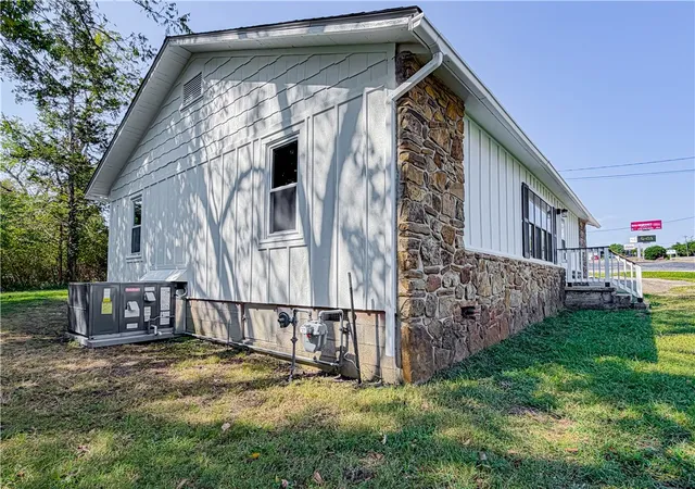 Photo 3 of Single family home for sale at 209 W Highway 62, Yellville, AR 72687 | MLS# 1360858 | Listing updated on 2026-09-02