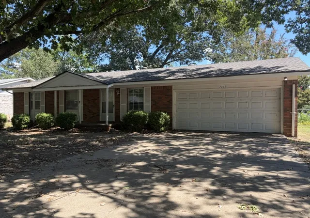 Photo 2 of Sale Pending at 1729 17th Circle, Russellville, AR 72801 | MLS# 1360925 | Listing updated on 2026-09-08