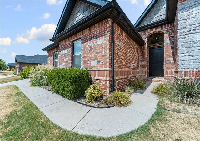 Photo 4 of Sale Pending at 3803 NE Oakbrooke Ave, Bentonville, AR 72712 | MLS# 1360641 | Listing updated on 2026-10-18