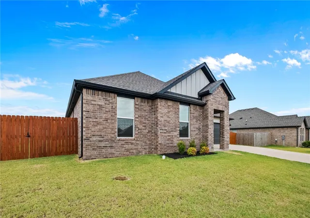 Photo 2 of Single family home for sale at 2105 Oliver St, Pea Ridge, AR 72751 | MLS# 1360753 | Listing updated on 2026-09-04