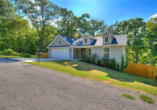 Photo 3 of Single family home for sale at 16 Lanark Cir, Bella Vista, AR 72715 | MLS# 1360987 | Listing updated on 2026-09-04