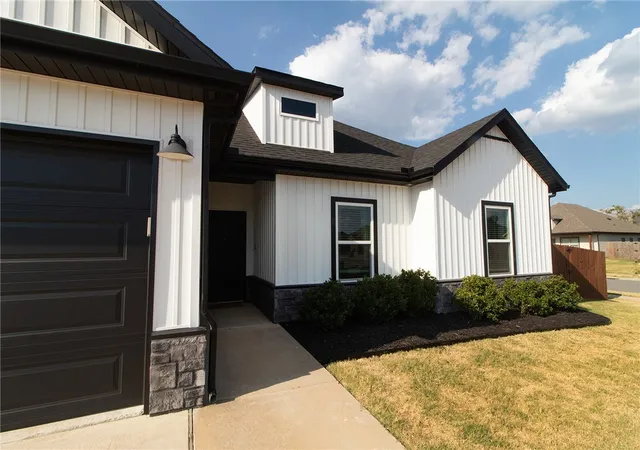 Photo 3 of Single family home for sale at 1000 Sunshine Ct, Centerton, AR 72719 | MLS# 1361008 | Listing updated on 2026-09-13