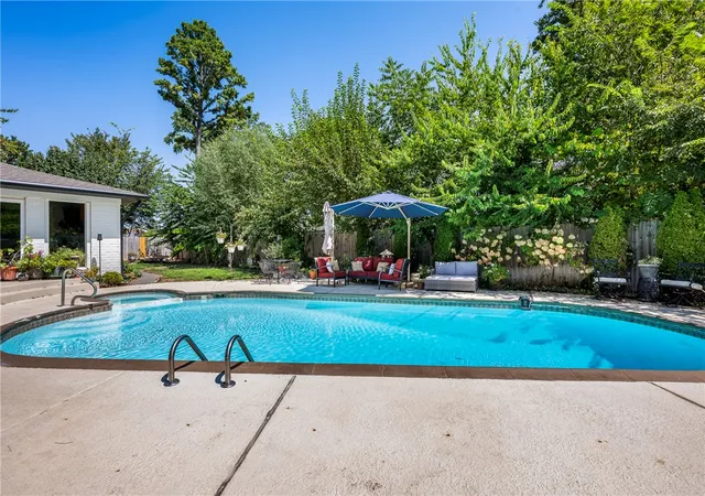 Photo 2 of Sale Pending at 404 Nw H St, Bentonville, AR 72712 | MLS# 1361126 | Listing updated on 2026-09-14