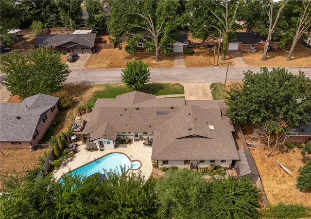 Photo 3 of Sale Pending at 404 NW H St, Bentonville, AR 72712 | MLS# 1361126 | Listing updated on 2026-09-14