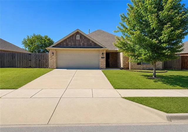 Photo 1 of Sale Pending at 910 Silverthorn Dr, Centerton, AR 72719 | MLS# 1361095 | Listing updated on 2026-09-12