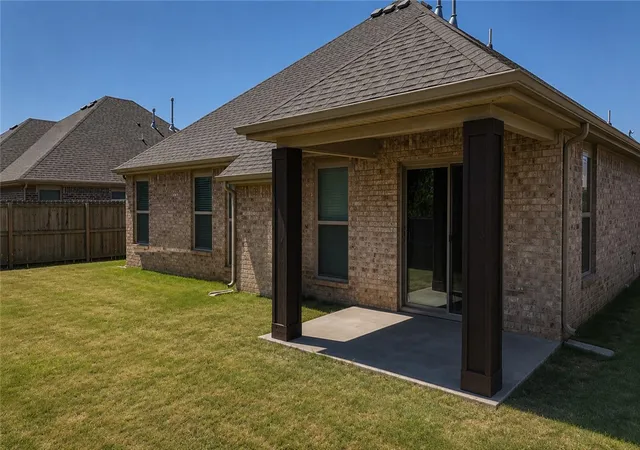 Photo 3 of Sale Pending at 910 Silverthorn Dr, Centerton, AR 72719 | MLS# 1361095 | Listing updated on 2026-09-12
