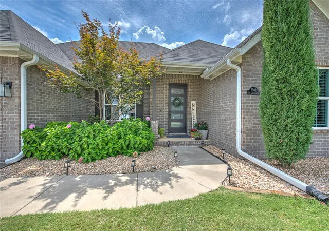 Photo 2 of Sale Pending at 5502 W Lakewood Dr, Rogers, AR 72758 | MLS# 1361151 | Listing updated on 2026-09-10