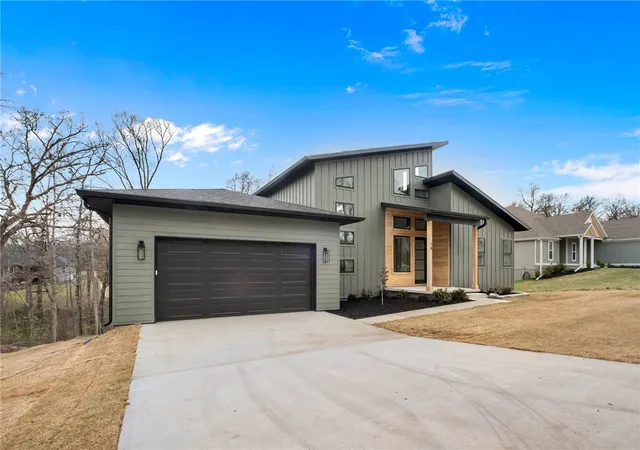 Photo 3 of Single family home for sale at 14 Ruthwell Dr, Bella Vista, AR 72715 | MLS# 1361160 | Listing updated on 2026-10-02