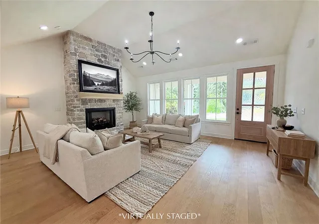 Photo 3 of Sale Pending at 33 Kentallen Ln, Bella Vista, AR 72715 | MLS# 1361119 | Listing updated on 2026-09-11