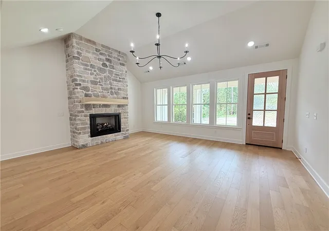 Photo 4 of Sale Pending at 33 Kentallen Ln, Bella Vista, AR 72715 | MLS# 1361119 | Listing updated on 2026-09-11
