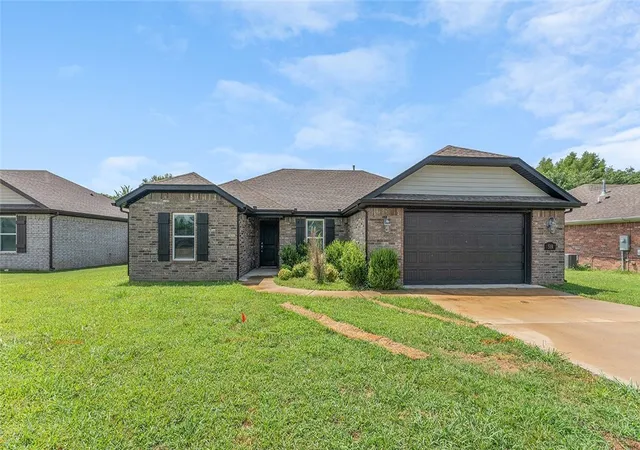 Single family home for sale at 519 Eagle Dr, Gravette, AR 72736 | MLS# 1361259