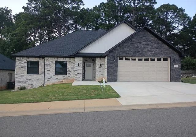 Photo 1 of Single family home for sale at 139 Harbor Cir, Russellville, AR 72802 | MLS# 1361274 | Listing updated on 2026-09-05