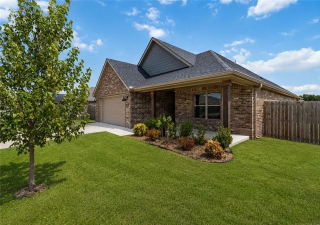 Photo 2 of Single family home for sale at 928 Sugar Pine St, Tontitown, AR 72762 | MLS# 1360849 | Listing updated on 2026-09-13
