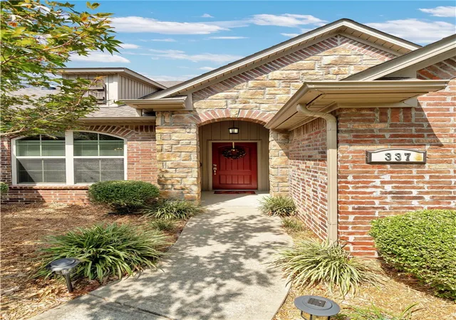 Photo 3 of Sale Pending at 337 Powderhorn Dr, Fayetteville, AR 72704 | MLS# 1361268 | Listing updated on 2026-09-10