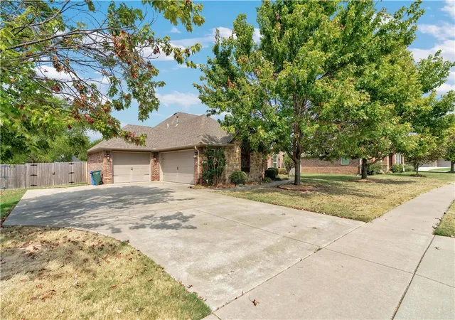 Photo 4 of Sale Pending at 337 Powderhorn Dr, Fayetteville, AR 72704 | MLS# 1361268 | Listing updated on 2026-09-10