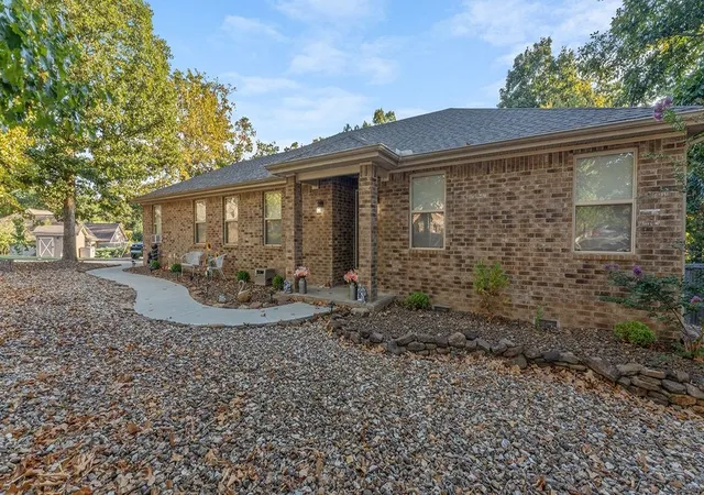 Photo 2 of Single family home for sale at 2 Brent Ln, Bella Vista, AR 72714 | MLS# 1361260 | Listing updated on 2026-09-07