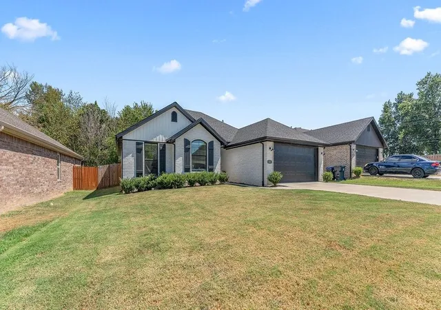 Photo 2 of Single family home for sale at 1831 S D St, Rogers, AR 72756 | MLS# 1361350 | Listing updated on 2026-09-16