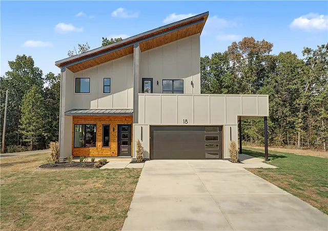 Photo 2 of Single family home for sale at 18 Longview Ln, Bella Vista, AR 72714 | MLS# 1360729 | Listing updated on 2026-09-12