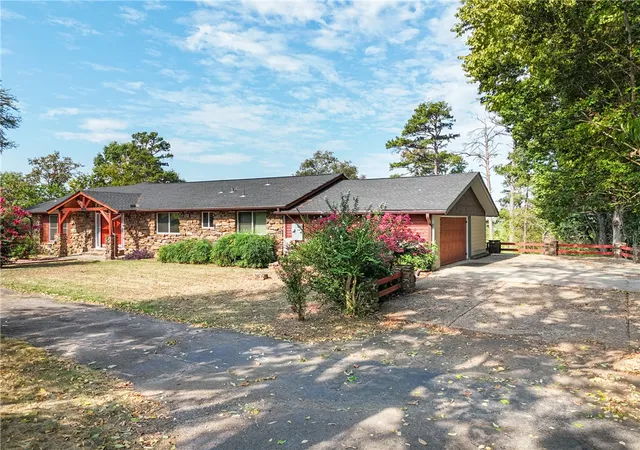 Photo 2 of Single family home for sale at 6 Briarwood Ln, Clarksville, AR 72830 | MLS# 1361354 | Listing updated on 2026-09-10