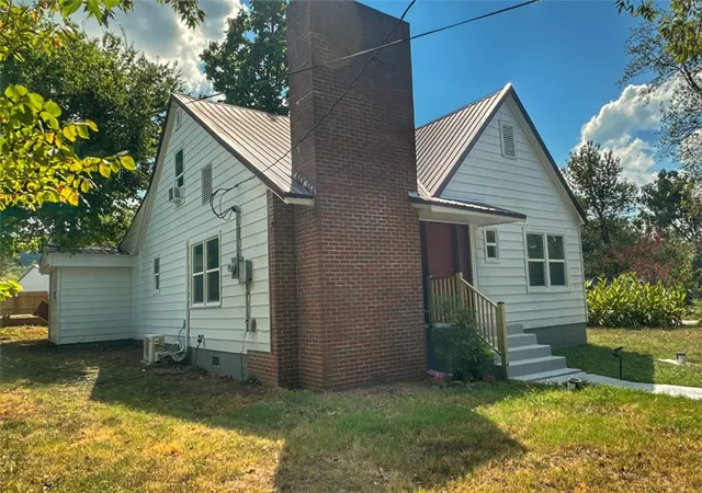 Photo 2 of Single family home for sale at 201 Walnut St, Marshall, AR 72650 | MLS# 1361364 | Listing updated on 2026-09-08