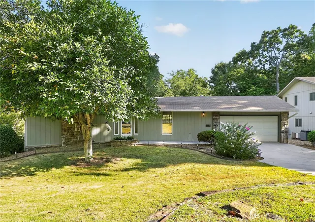 Photo 2 of Sale Pending at 8 London Dr, Bella Vista, AR 72715 | MLS# 1361348 | Listing updated on 2026-09-15