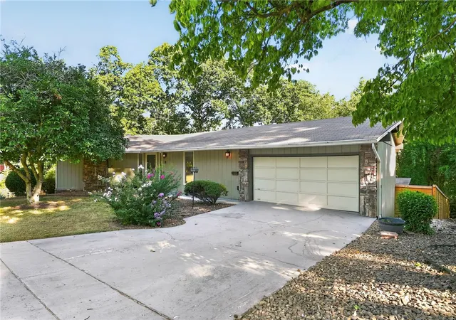 Photo 3 of Sale Pending at 8 London Dr, Bella Vista, AR 72715 | MLS# 1361348 | Listing updated on 2026-09-15