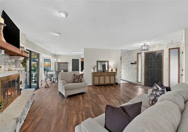 Photo 3 of Sale Pending at 8 London Dr, Bella Vista, AR 72715 | MLS# 1361348 | Listing updated on 2026-09-15