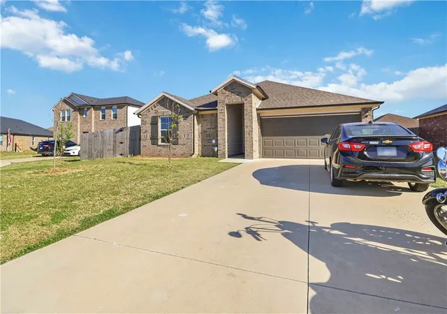 Photo 1 of Single family home for sale at 611 W Cattleman Ct, Siloam Springs, AR 72761 | MLS# 1361378 | Listing updated on 2026-09-08