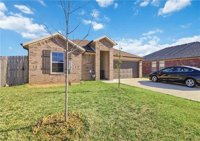 Photo 3 of Single family home for sale at 611 W Cattleman Ct, Siloam Springs, AR 72761 | MLS# 1361378 | Listing updated on 2026-09-08