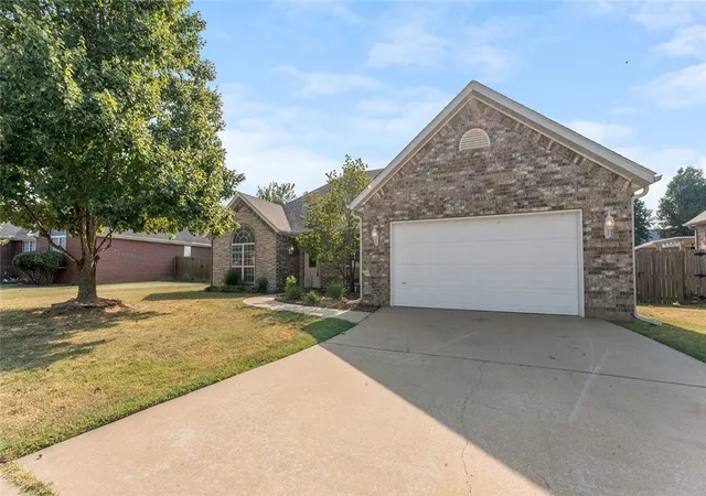 Photo 2 of Single family home for sale at 1243 S St Andrews Cir, Fayetteville, AR 72701 | MLS# 1361411 | Listing updated on 2026-10-06
