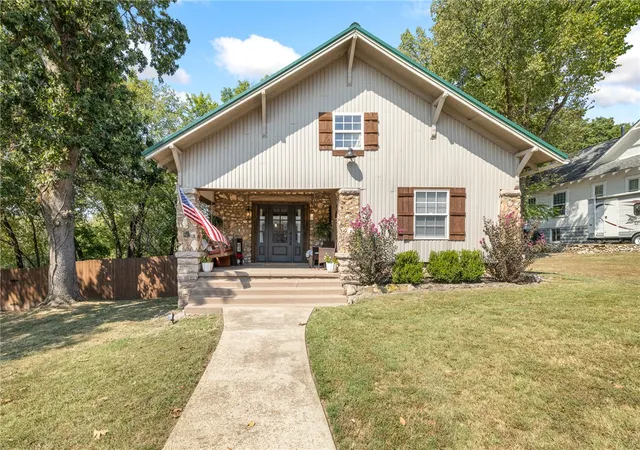 Photo 1 of Single family home for sale at 412 N Chestnut St, Harrison, AR 72601 | MLS# 1361584 | Listing updated on 2026-09-10